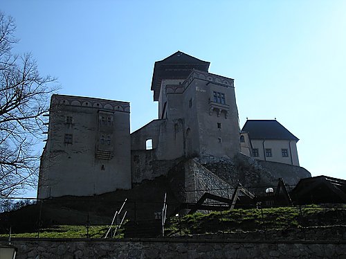 Vista general del castillo de Trenčín en la explanada