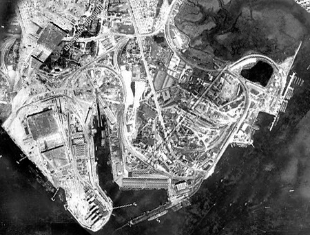 Vista aérea de Lorient en junio de 1942 donde se aprecia la tabla de giro de los Dombunker y los Keroman I y II